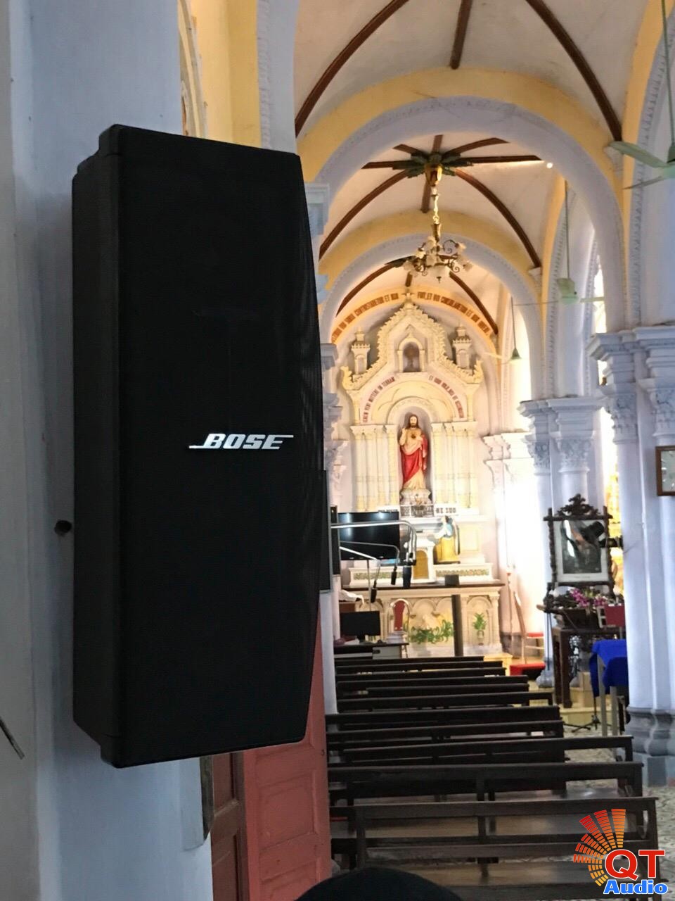 loa Bose 402 Series IV vào nhà thờ